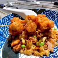 唐揚げ串のせ炒飯