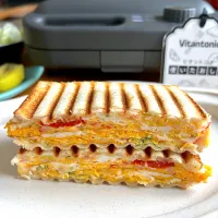 卵・トマト・チーズ・カニカマ・ディルのホットサンド