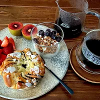 手作りグラノーラと自家製ヨーグルトの朝食|⭐︎るみ⭐︎さん