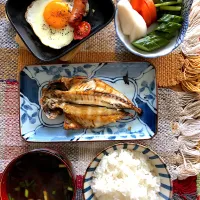 アジの開き 自家ぬか床のお漬物で朝ごはん🍚