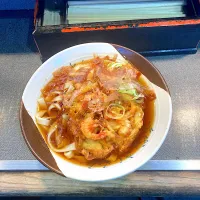 はやとが熱を出しちゃって感染るから早く帰れと言うので予定を一日繰り上げて今日名古屋に戻ってきました。ランチは名古屋駅新幹線ホームの立ち食いきしめん屋「住よし」さんでかき揚げきしめんをいただきます。今日からまた単身赴任生活です。|なびさん
