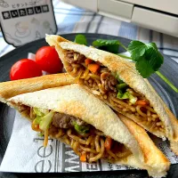 【ビタントニオ使いたおし隊💛ワッフル&ホットサンドベーカー】スクエアホットサンドプレート de 焼きそばホットサンド|まなまな♡さん
