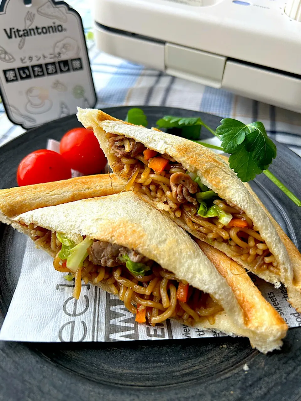 まなまな♡さんの料理 【ビタントニオ使いたおし隊💛ワッフル&ホットサンドベーカー】スクエアホットサンドプレート de 焼きそばホットサンド|まなまな♡さん
