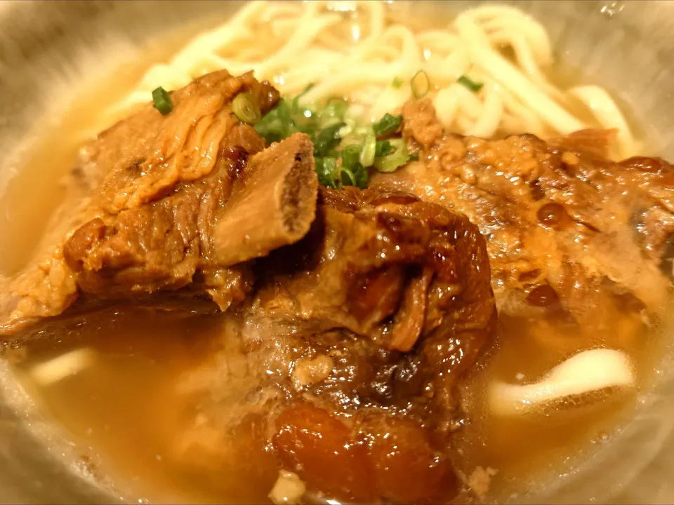 【2022年4月開業】 
沖縄食堂やんばる 池袋店 
ソーキそば（990円） 
＋紅生姜 (卓上、無料)
@池袋5分
25124
〈醤65塩22噌󠄀12タ5昆6出6F6冷2〉|大脇さん