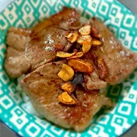 ガーリックラムモモ丼|Tomoさん