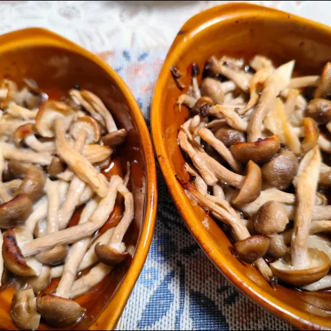 「プラス糀 生塩糀 こしタイプ」を使ってみたSnapdishの料理・レシピ写真:胡麻油、プラス糀生塩糀こしタイプを混ぜたしめじを焼きました!(オーブントースター180度)