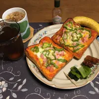 Yummy!万能クッキングたれ・ガーリック＆ペッパーを使ったガーリックピザトースト、使わないガーリックピザトースト、野沢菜漬け、鶏モモ串、鳥つくね串、具材入りタマネギスープ、麦茶、バナナ(昼飯)|enarinさん