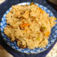 鯖缶炊き込みご飯(鯖味付け缶醤油味、酒、桃屋刻み生姜、ネギ、人参、胡麻)