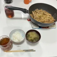 作り置きでパパご飯☆カツとじ☆みそ汁（キャベツ・しめじ・わかめ）|Saharaさん