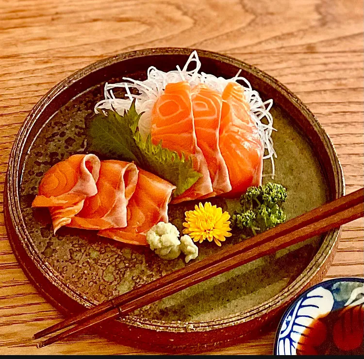 「塩サーモンde晩酌スタート」
4%の塩を当てて 半日 水分を抜いて ムッチリ ねっちり旨味で刺身晩酌💦|ばくあんしゃさん