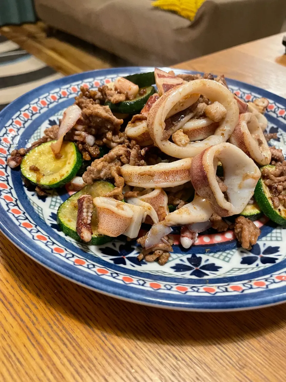 イカとズッキーニとスパイスミートの炒め|いがをさん