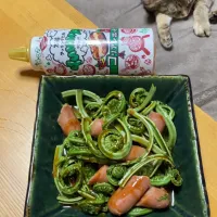 こごみとウインナーのコリアンホット炒め| タマ三郎さん