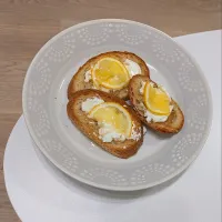キャステロホイップクリームチーズと国産レモン、ケーキシロップのタルティーヌ|mi_neneco♪さん