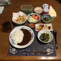 カレーライス、なす味噌炒め、網焼きした笹かまぼこ、トマト,千切りキャベツ、フライドポテト、小松菜のお浸し、野沢菜漬け、岩海苔、マカロニサラダ、烏龍茶、白桃ゼリー(夕飯)|enarinさん