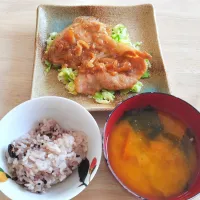 2025 0504　豚肉のオニオンソテーボイル野菜添え　かぼちゃとわかめのお味噌汁|いもこ。さん
