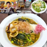 和の出汁カレー🍛　ハーフイカ🦑　シーザーサラダ🥗|るみおんさん