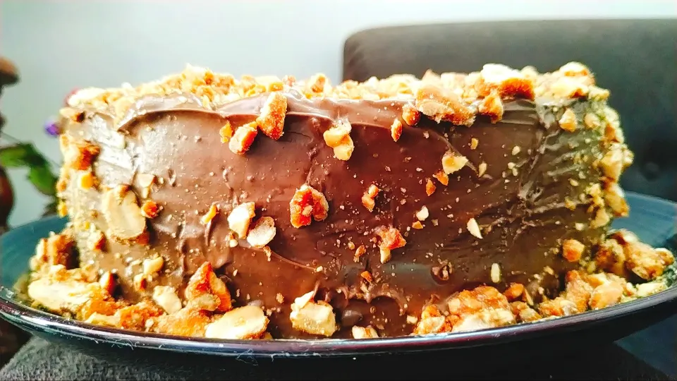 Caramel peanut cake with chocolate ganache|nusさん