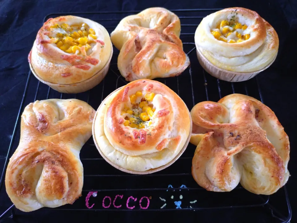コーンマヨチーズパン&いちごクリームパン✨|cocco+さん