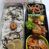 ☆高校生弁当☆もち麦入りごはん、梅、塩昆布、金平牛蒡、オムレツ、唐揚げ、ブロッコリー、切干大根、キウイ、いちご、小松菜シラスお握り|ｼｮｺﾗさん