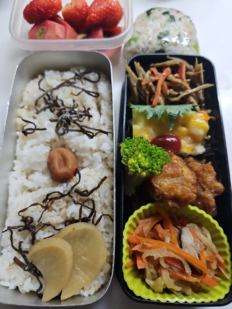 ☆高校生弁当☆もち麦入りごはん、梅、塩昆布、金平牛蒡、オムレツ、唐揚げ、ブロッコリー、切干大根、キウイ、いちご、小松菜シラスお握り|ｼｮｺﾗさん