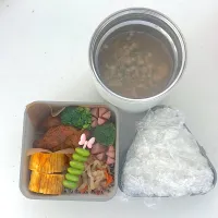 チキチキボーン
切り干し大根
ウインナー
卵焼き
ブロッコリー
枝豆
🍙(おうちでぼんご×肉そぼろ)
オニオンスープ|ayumomさん