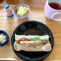 全粒粉食パンでホットドッグ🌭風サンドイッチ|さくたえさん