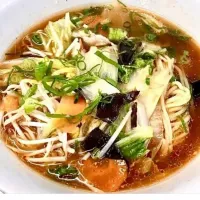 「インスタント・ラーメン」🍜
付属の胡麻ラー油と味覇で炒めた野菜を載せて 昼ごはん💦|ばくあんしゃさん