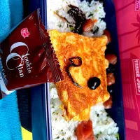 #昼飯　豆としそ昆布の天パー顔チーズオムレツと梅と黒豆4個茶豆4個乗せ野菜混ぜご飯チョコクッキー添え弁当|ms903さん