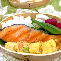 塩しゃけのお弁当野菜は自家製のぬか漬け，カニカマと枝豆の卵焼き少し甘いのが好きです。カニカマが塩が効いているのでいらないです。|ナタママさん