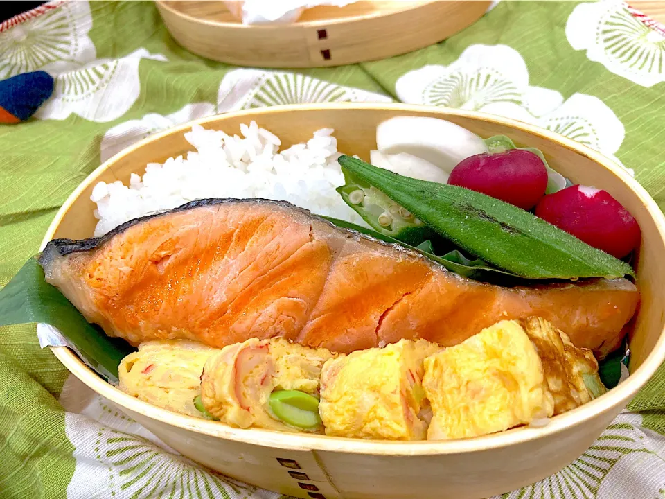 塩しゃけのお弁当野菜は自家製のぬか漬け，カニカマと枝豆の卵焼き少し甘いのが好きです。カニカマが塩が効いているのでいらないです。|ナタママさん