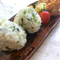 菜飯おにぎりと豆腐ナゲット🍙|ヨウコさん