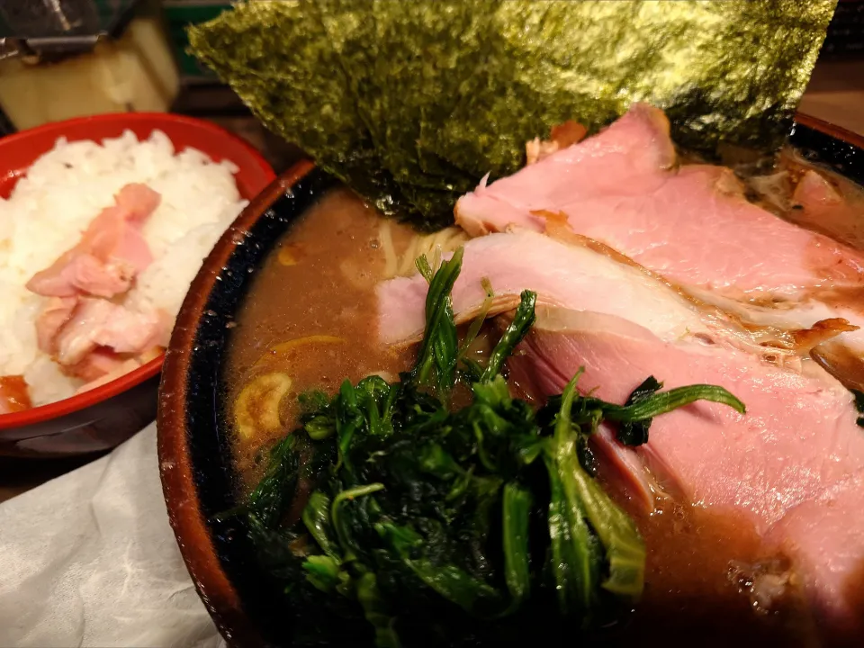 【2000年創業】
【食べログ TOP 5000】
神田ラーメン わいず
のりラーメン (麺柔らかめ/味薄め/
油少なめ、1,130円)
＋小ライス (コマ叉焼付き、150円)
＠神田2分
(JR秋葉原駅から徒歩11分)
25125
〈醤66塩22噌󠄀12タ5昆6出6F6冷2〉|大脇さん