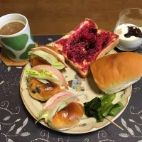 ロールパントーストサンドイッチ、カシスジャムトースト、オギノパンのコッペパン、野沢菜漬け、ホットコーヒー、バナナ&カシスジャム入りヨーグルト(昼飯)|enarinさん