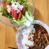 ハッシュドビーフ、レタスとトマトとカッテージチーズのサラダ|さきさん
