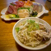 もやしと豚肉の蒸し焼きと、刺身の盛り合わせ|もえさん