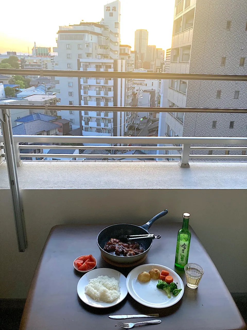 朴葉味噌風ビフテキ　ホントは昨日GW最終日に藤沢のうちで作ってはやとと一緒に食べることを計画していましたが、はやとの具合が悪くなっちゃって一日早く名古屋に戻ったので、今日の晩ご飯に作りました。天気がいいのでベランダで夕焼けを背景にした鈴鹿山脈と養老山地のシルエットを眺めながらひとりもぐもぐしています。ちなみにはやとは今日病院に行って大したことなかったみたいでホッとしました。|なびさん