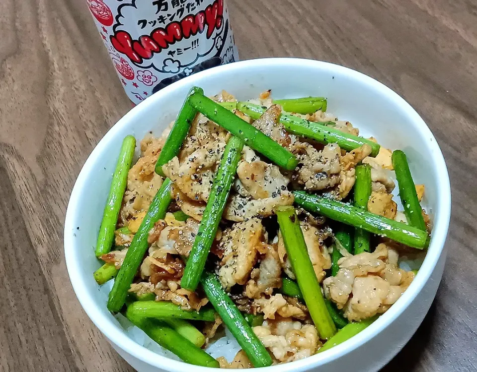 【自作🎯】Yummy！豚バラ肉とニンニクの芽のガーリック&ペッパー丼|Falco*さん