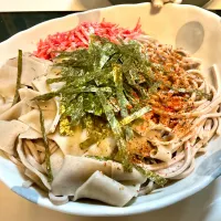 山形の板蕎麦用の乾麺と茨城産の蕎麦粉でちょっとだけ打って幅広に切り食感にアクセントを。|Takeshi  Nagakiさん