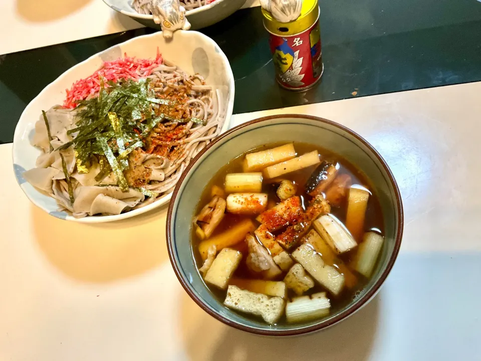 板そばの麺と手打ちした幅広麺で、焼いた鶏とネギとお揚げさんの入ったつけ蕎麦に|Takeshi  Nagakiさん