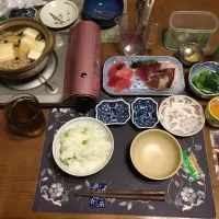 宮野食品さんのしお豆を使った豆ご飯、めばちまぐろ・切り落とし、鰹の刺身、鰹のたたき、きのこ鍋、小松菜のお浸し、野沢菜漬け、六条麦茶、手作りフルーツミックスジュースゼリー(夕飯)| enarinさん