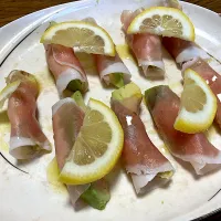 クリチペッパーとアボカドの生ハム巻き| シャークさん