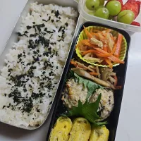 ☆高校生弁当☆もち麦入りごはん、若芽、切干大根、金平牛蒡、ひじきつくね、シラス卵焼き、ぶどう、いちご、お握り| ｼｮｺﾗさん