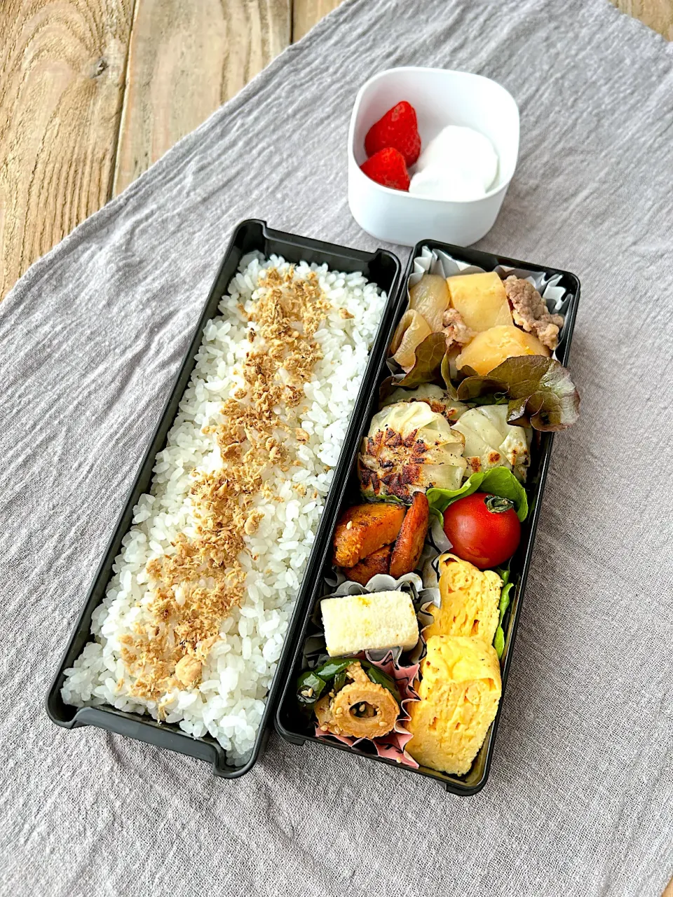 肉じゃが＆餃子弁当🍱|nonoさん