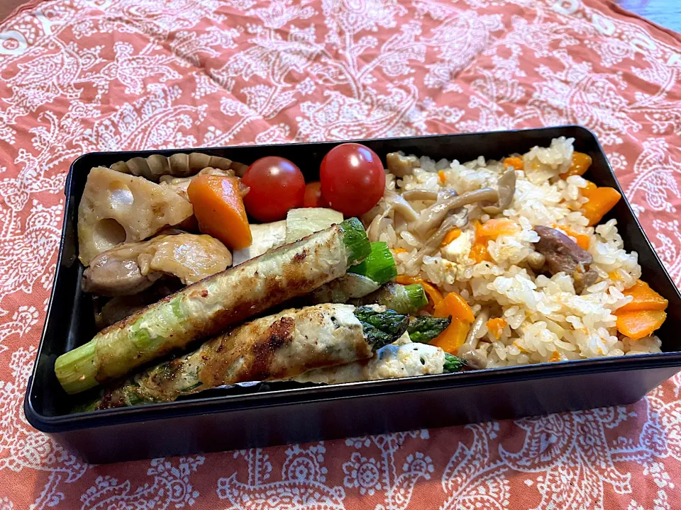 2025.5.8 息子弁当　◎炊き込みご飯　◎アスパラ豚巻き　◎鶏蓮根人参の煮物　◎焼き芋|goroさん