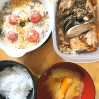 まいたけのガーリックパン粉焼き、ぶりのあら煮、にんじんとキャベツの味噌汁|さきさん