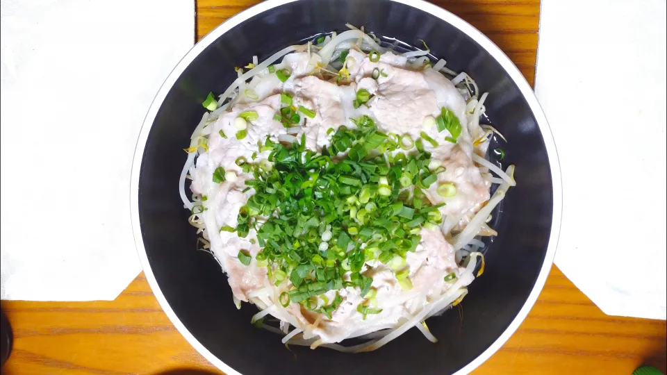 5/7の夕食
フライパンで蒸し料理
もやしと豚肉の蒸し料理
「もやちゃん」|卯月さん
