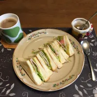 トーストサンドイッチ、ホットコーヒー、カシスジャムのせ手作りフルーツミックスジュースゼリー(朝ご飯)|enarinさん