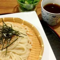 ‘冷たい麺が嬉しい昼」
乾麺を茹でて 冷たい うどん
常備菜を添えて 簡単 昼ごはん💦|ばくあんしゃさん