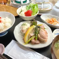 チキンとアスパラの塩麹レモン炒め|喫茶店TOPさん