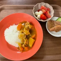 カレーライスメインのお夕飯🌛|みーぬさん